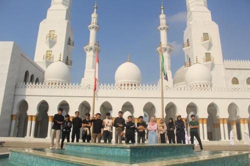 In front of Indonesia Uni Arab Emirate flag at Masjid Zayed